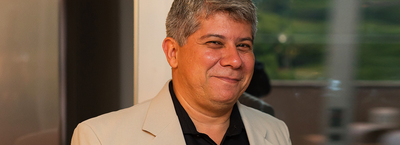 Engenheiro_Roberto_Reis_Não_vale_a_ pena_ser_feliz_sozinho