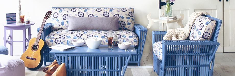 Base do sofá e mesa de centro de palha pintados de azul