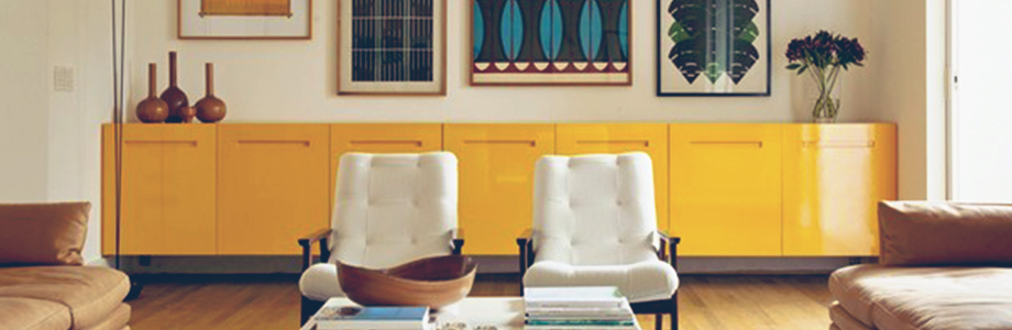 Sala de estar com aparador amarelo