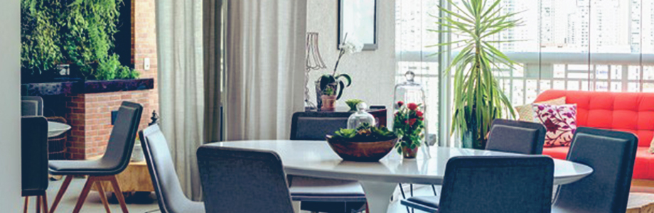 Sala de estar com espelhos ao redor