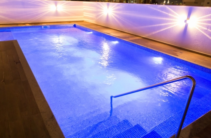 Vista externa piscina Milano Residenziale a noite